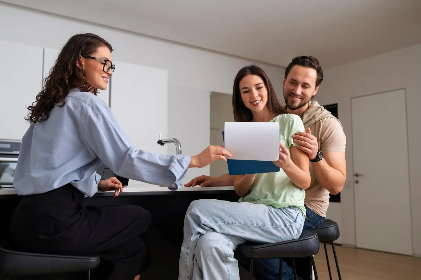 Seguros Sabadell - Inicio - agente inmobiliario vista lateral presentando casa 23 2150225269