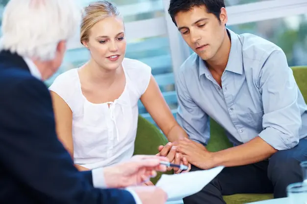 Seguros Sabadell - Inicio - financial advisor consulting couple meeting with documents planning insurance mortgage contract discussion man woman with consultant finance review budget help 590464 465820