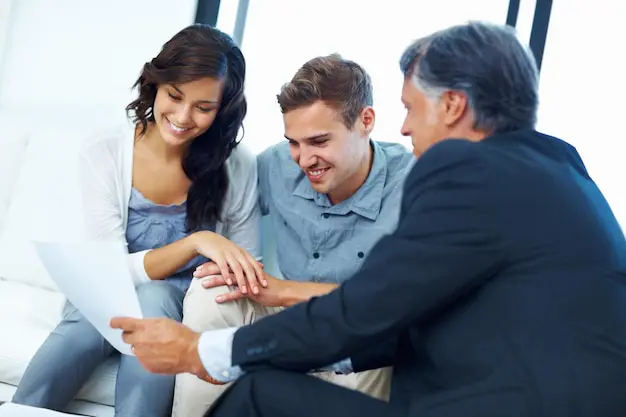 Seguros Sabadell - Acerca de mí - happy couple financial advisor paperwork house mortgage investment broker woman man consultant insurance agency with cover agreement consultation wealth planning 590464 439873